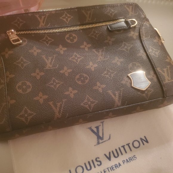 LOUIS VUTTON AUTHENTIC CLUTCH - Picture 1 of 12